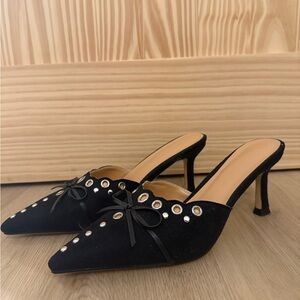Black kitten heels